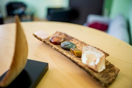 Edel- und Halbedelsteine in einer Rindenschale